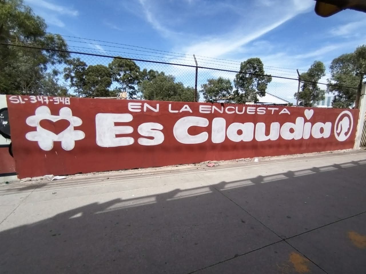 Barda publicitaria pintada para campaña política